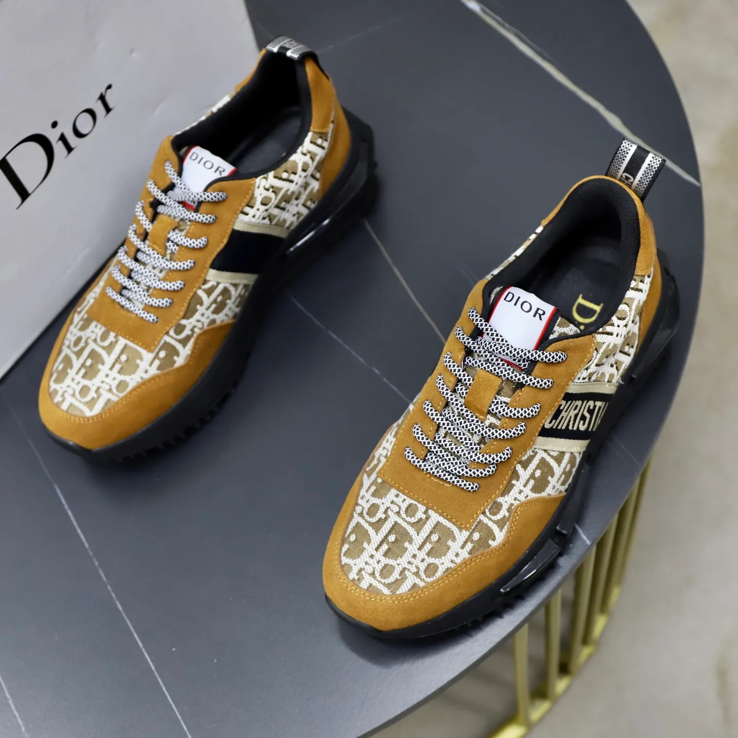 Ex-factory price: 442💰🙅‍♂️🙅‍♂️🙅‍♂️ Brand: Dior DIOR Standard code: 38-44 (45 customized) Grade: Same as the official website Material: Original cowhide material spliced with brand cloth Comfortable and breathable lining Lightweight and wear-resistant sports outsole Style category: Men's fashion casual shoes Running sports shoes Distinguished luxury brand elements Top luxury color: actual picture color